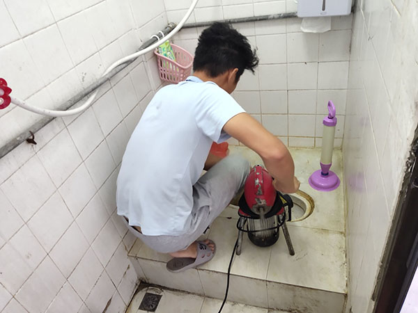 姑苏肥皂掉到马桶里把马桶堵住了怎么办？马桶堵住了怎么办